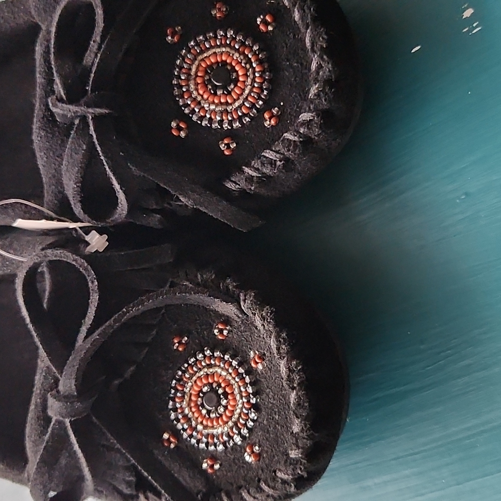 Girls size 5 minnetonka moccasins